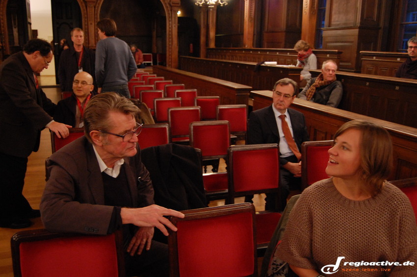 Alexander von Schlippenbach diskutiert mit einer Konferenzteilnehmerin, 2012.