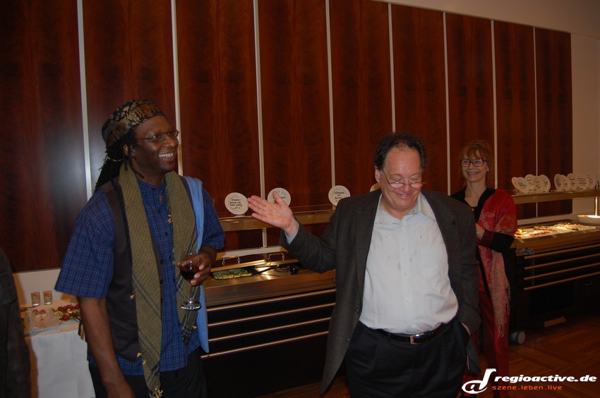 Hamid Drake mit Jazz-Journalist Howard Mandel, im Hintergrund Archie Shepps Lebensgefährtin Monette Berthomier (BASF-Feierabendhaus, Enjoy Jazz 2012)